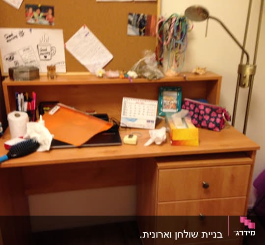 שולחן עץ עם חפצים שונים עליו